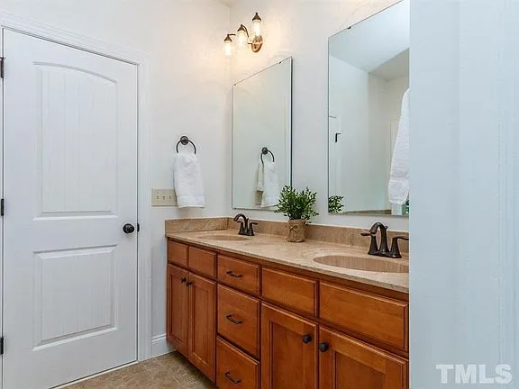 5f7a558b11587f3517ebc93764fa7969-cc_ft_576