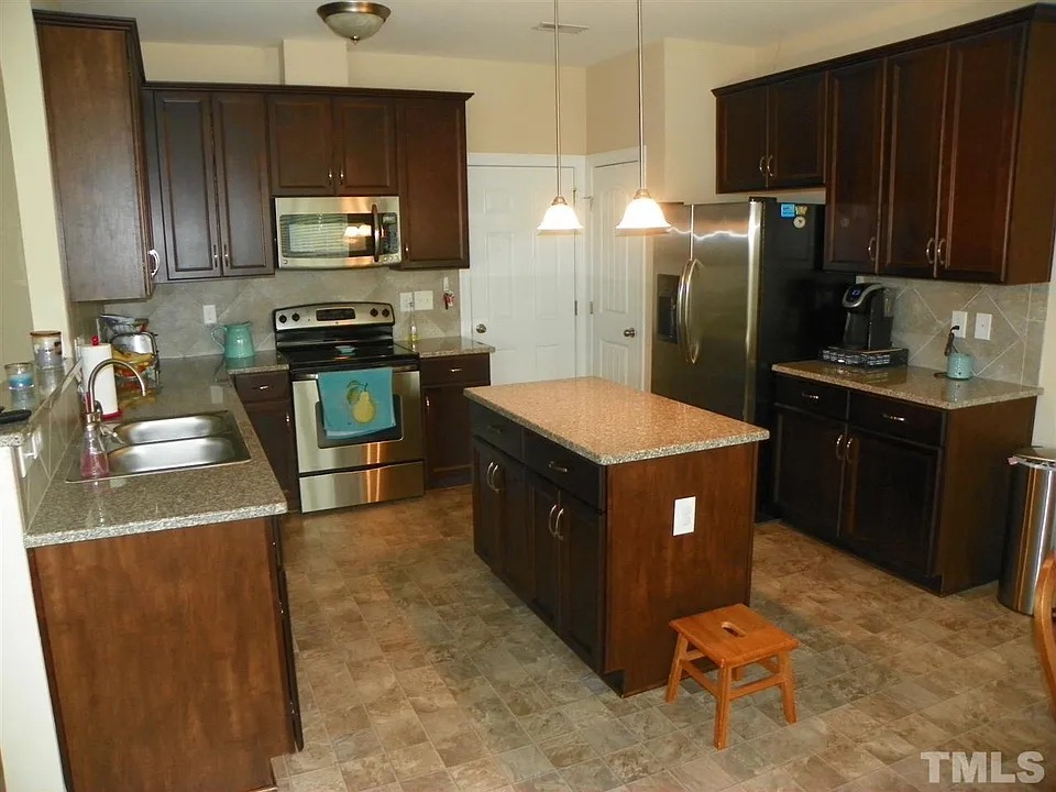 TRADITIONAL HOUSE WITH SIDING (1)