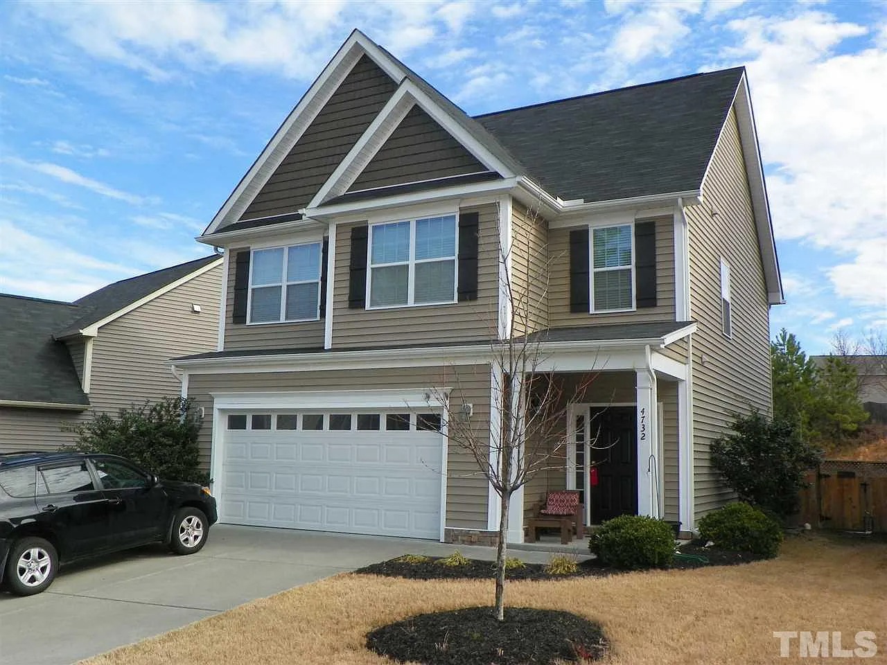 TRADITIONAL HOUSE WITH SIDING (2)