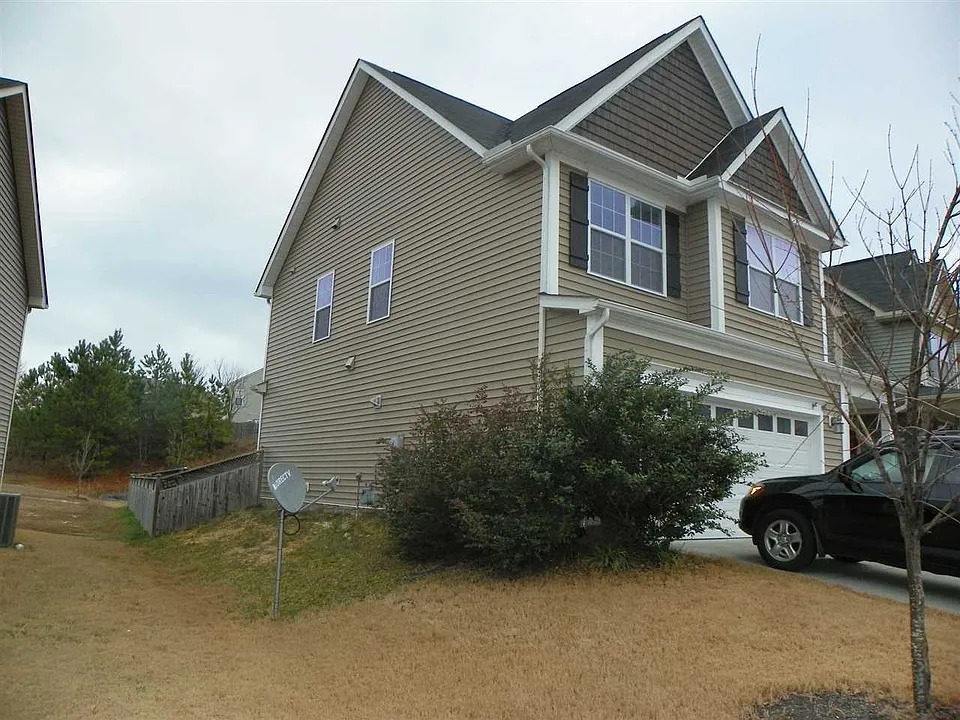 TRADITIONAL HOUSE WITH SIDING (4)