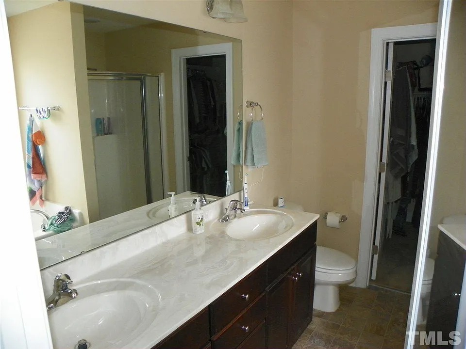 TRADITIONAL HOUSE WITH SIDING (5)