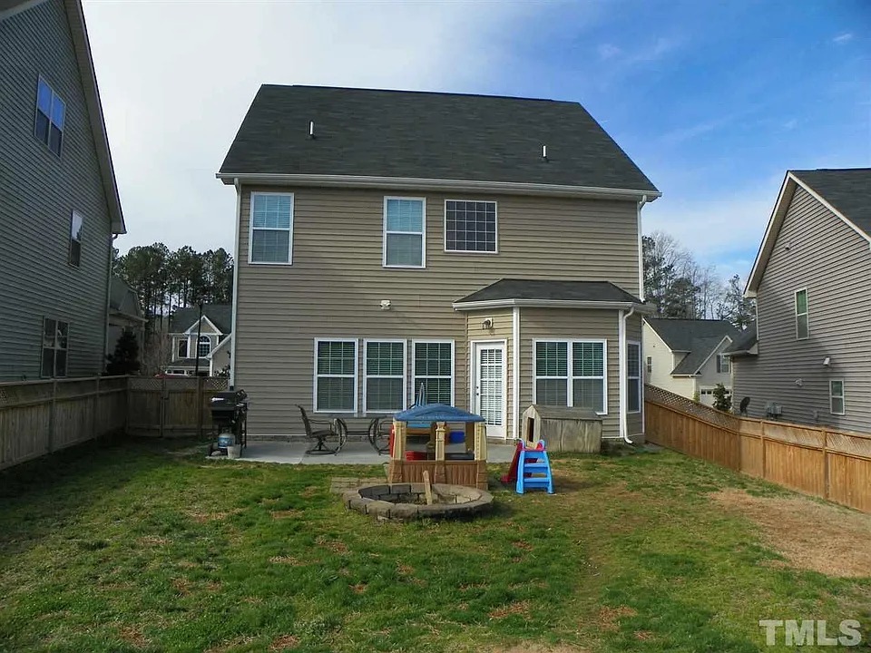 TRADITIONAL HOUSE WITH SIDING (7)