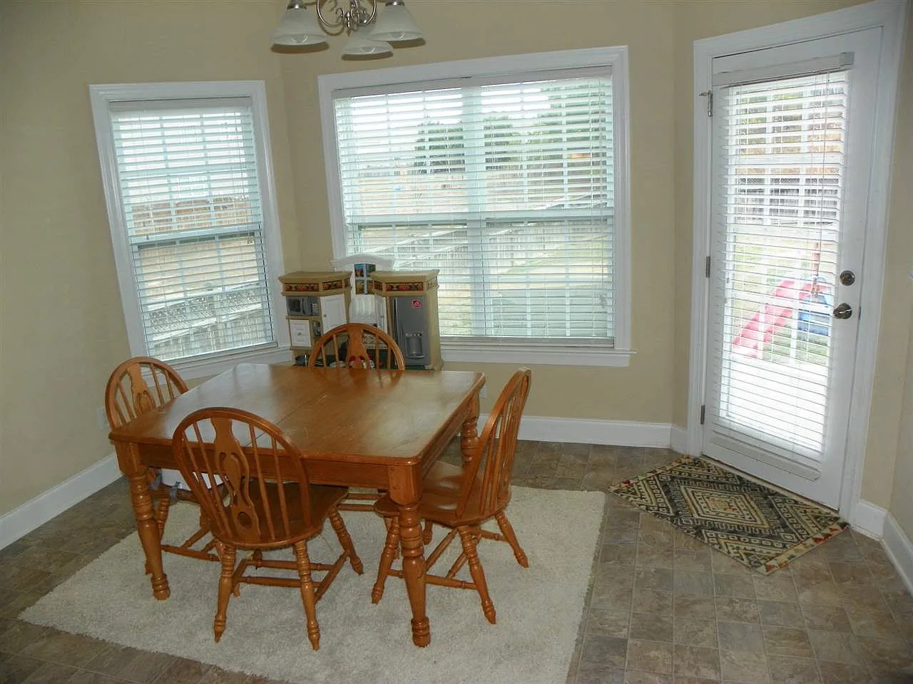 TRADITIONAL HOUSE WITH SIDING (9)