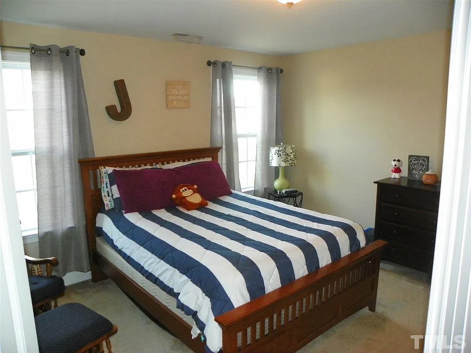 TRADITIONAL HOUSE WITH SIDING (10)