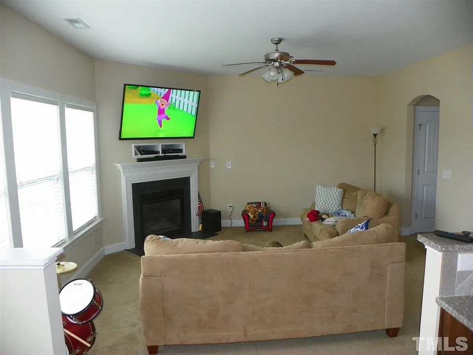 TRADITIONAL HOUSE WITH SIDING (11)