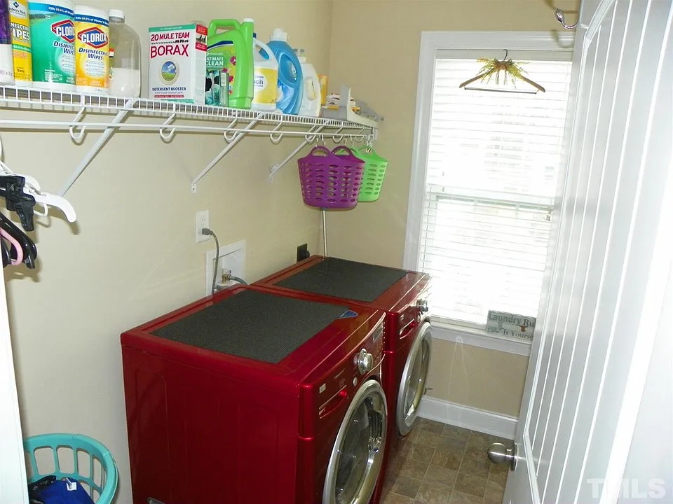 TRADITIONAL HOUSE WITH SIDING (12)