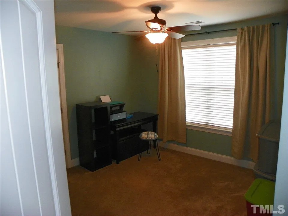 TRADITIONAL HOUSE WITH SIDING (13)