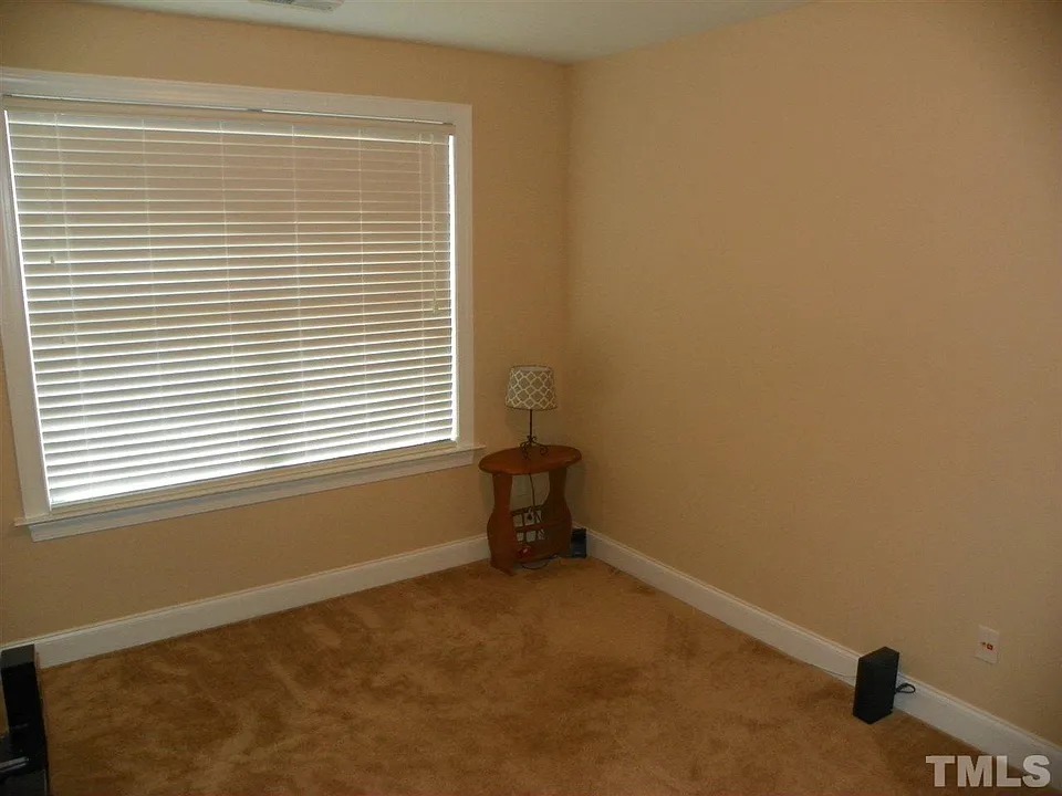 TRADITIONAL HOUSE WITH SIDING (15)