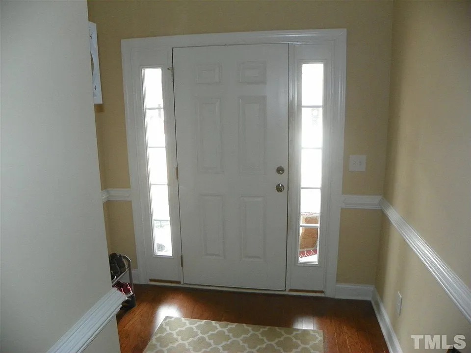 TRADITIONAL HOUSE WITH SIDING (16)