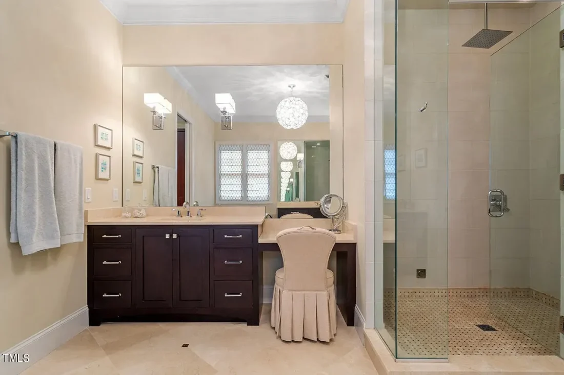 LUXURY (42)