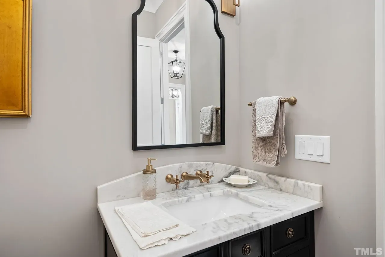 LUXURY (43)