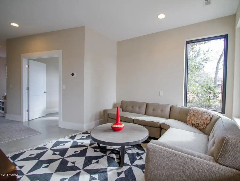 MODERN CONTEMPORARY (22)