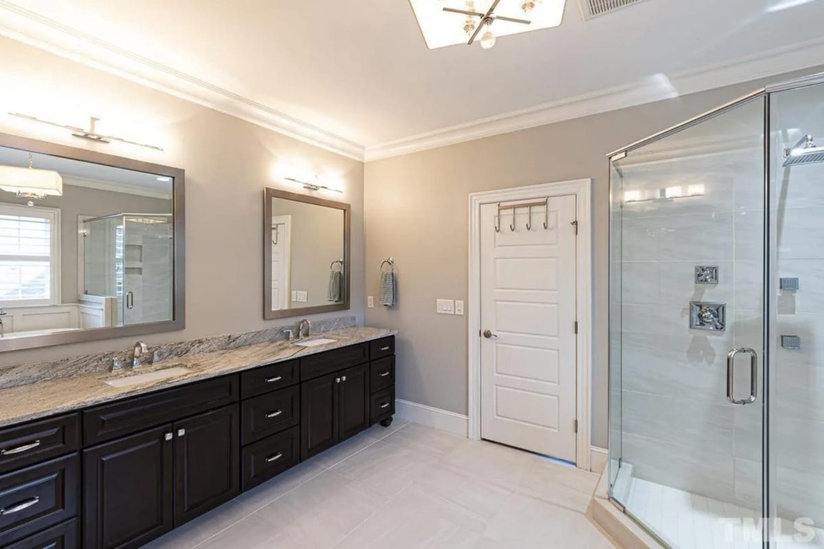 Spacious house Plan with 5 Beds, 4.5 Baths, and Modern Blueprint