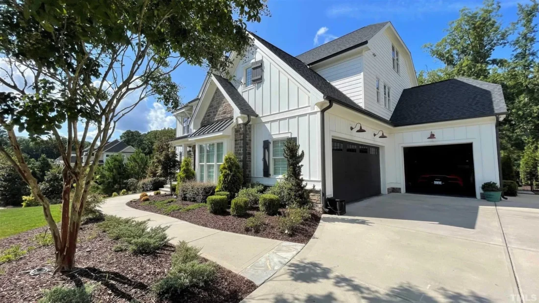 Spacious house Plan with 5 Beds, 4.5 Baths, and Modern Blueprint