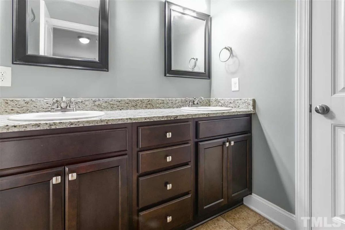 Craftsman house Design with 4 Bedrooms