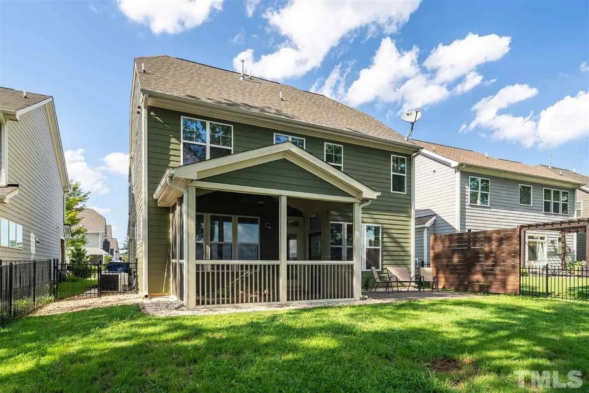 Craftsman house Design with 4 Bedrooms