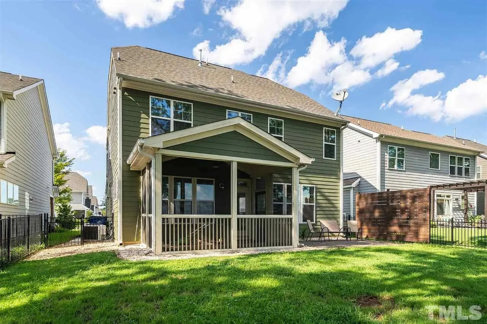 Craftsman house Design with 4 Bedrooms
