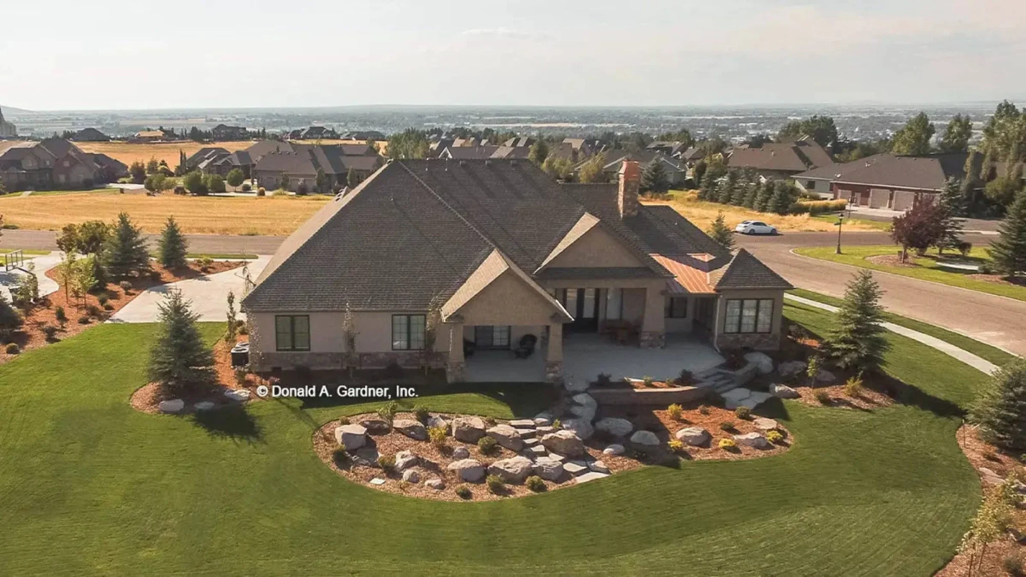 Spacious Modern Craftsman house Plan with 5 Bedroom Design