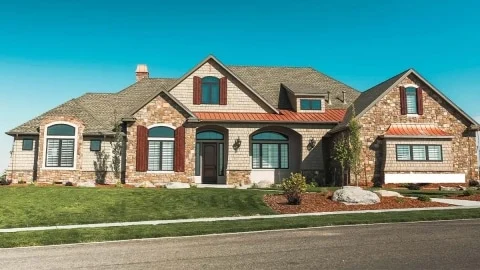 Spacious Modern Craftsman house Plan with 5 Bedroom Design