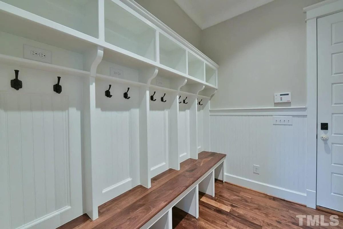 Modern Colonial house Blueprint with 6 Beds & 7 Baths