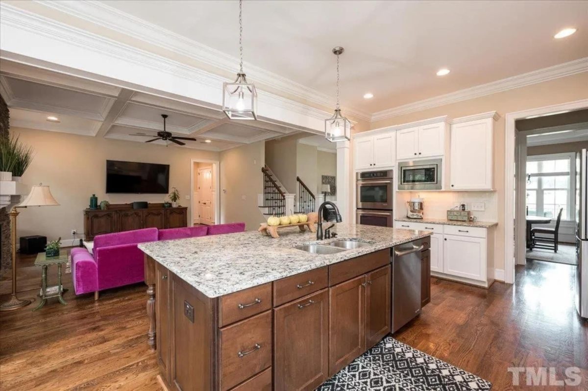 Spacious 5-Bedroom house Plan with Vaulted Ceilings and CAD Designs