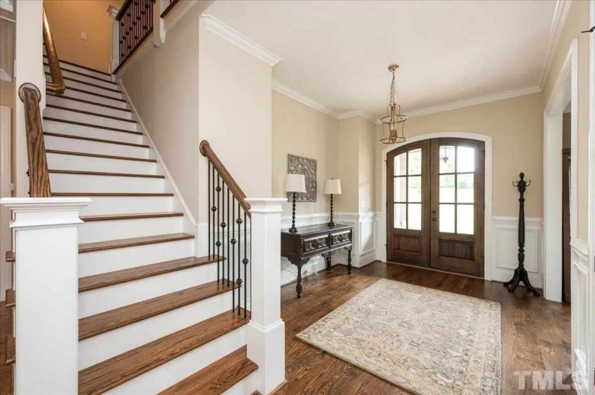 Spacious 5-Bedroom house Plan with Vaulted Ceilings and CAD Designs