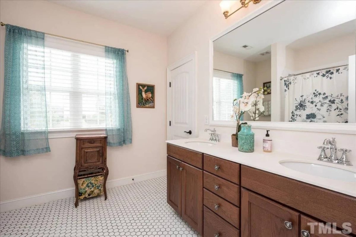 Spacious 5-Bedroom house Plan with Vaulted Ceilings and CAD Designs