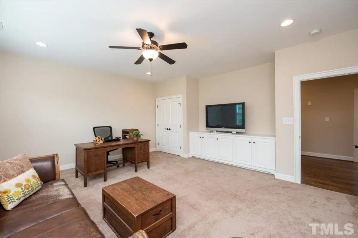 Spacious 5-Bedroom house Plan with Vaulted Ceilings and CAD Designs