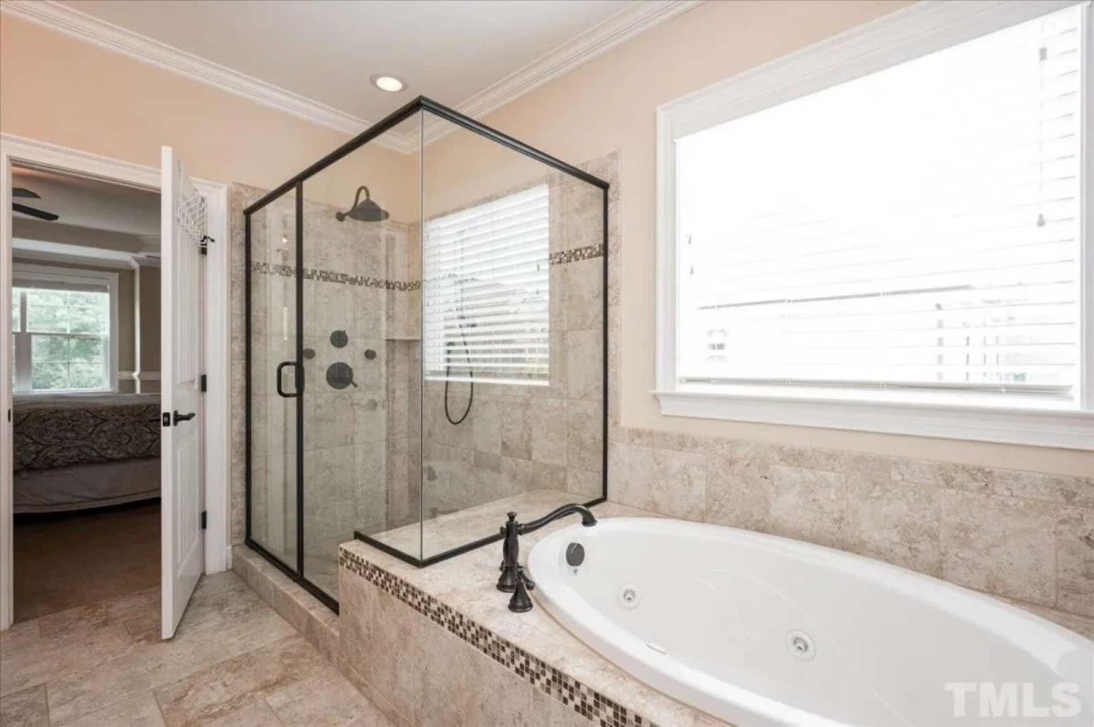 Spacious 5-Bedroom house Plan with Vaulted Ceilings and CAD Designs