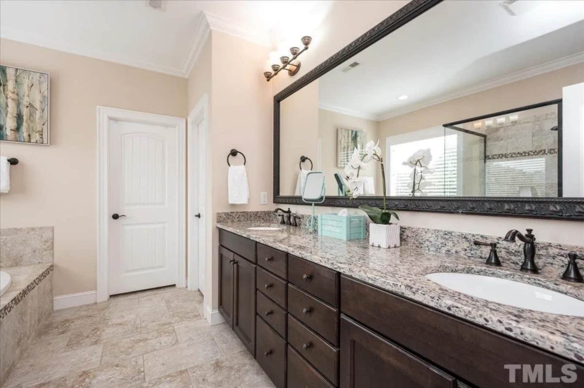 Spacious 5-Bedroom house Plan with Vaulted Ceilings and CAD Designs