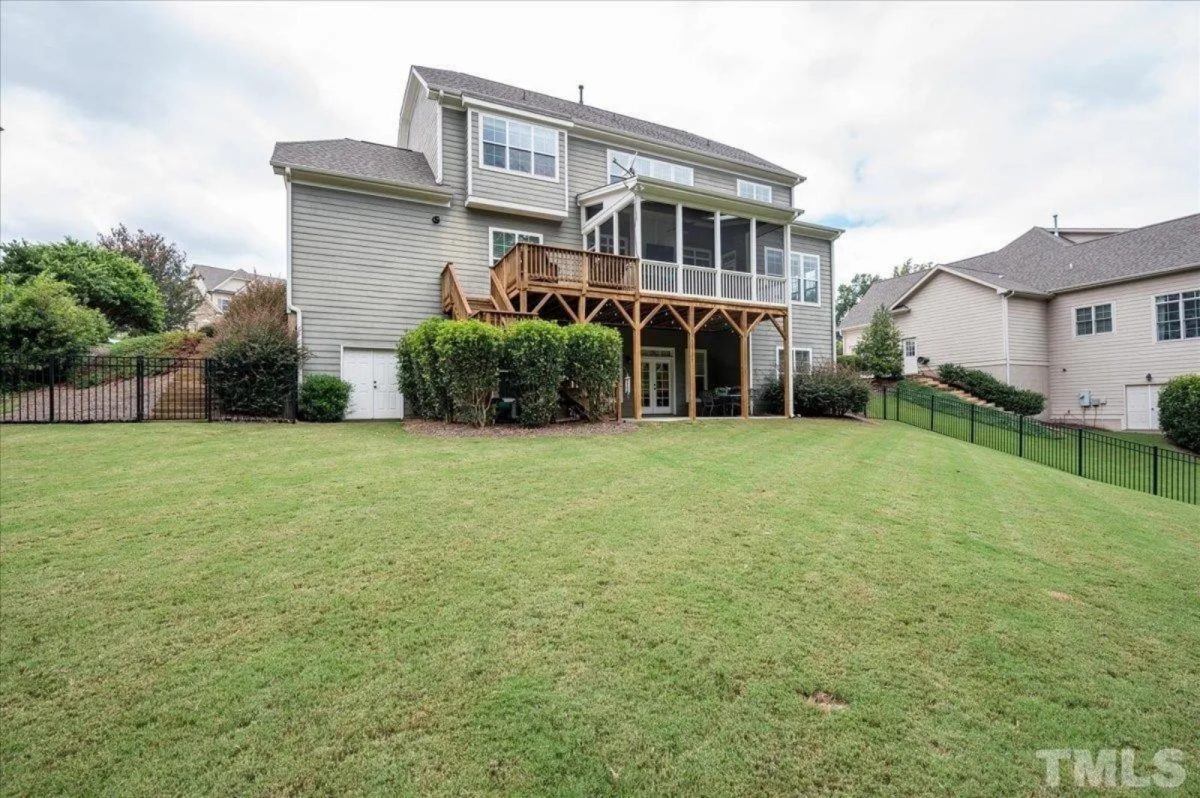 Spacious 5-Bedroom house Plan with Vaulted Ceilings and CAD Designs