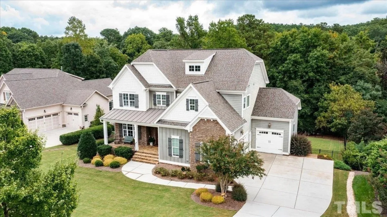 Spacious 5-Bedroom house Plan with Vaulted Ceilings and CAD Designs