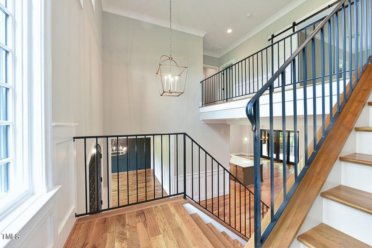 Modern house Floor Plan with 2 Floors, 5 Beds, and Open Layout