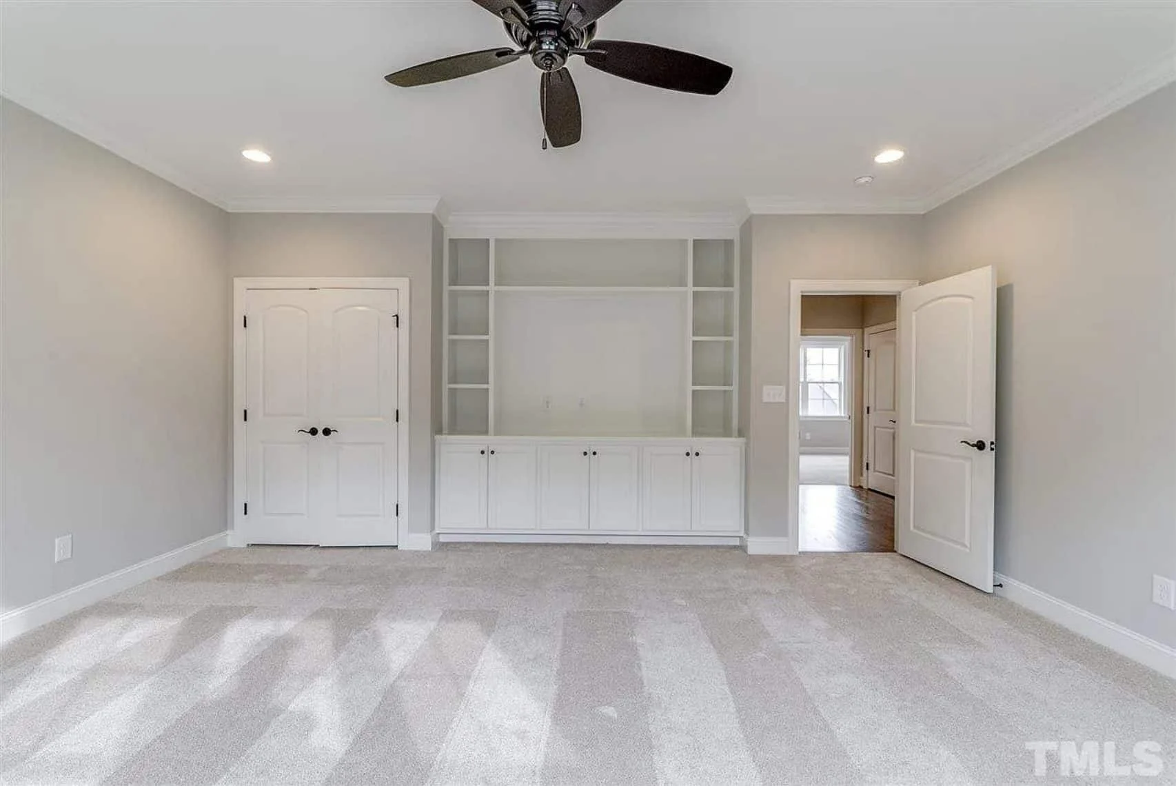 Luxury house Floor Plan with Open Concept and 3-Car Garage