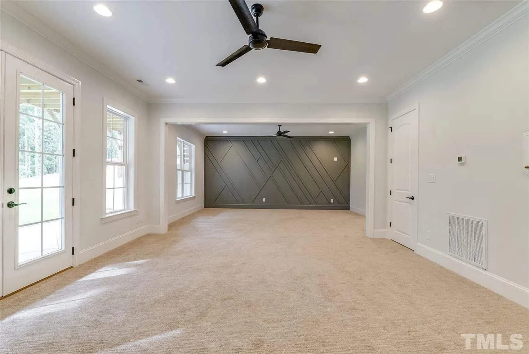 Luxury house Floor Plan with Open Concept and 3-Car Garage