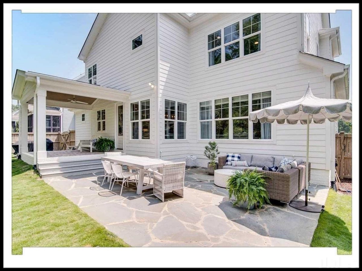 Traditional house Plan with 2.5 Stories, 4 Beds, and CAD Blueprint