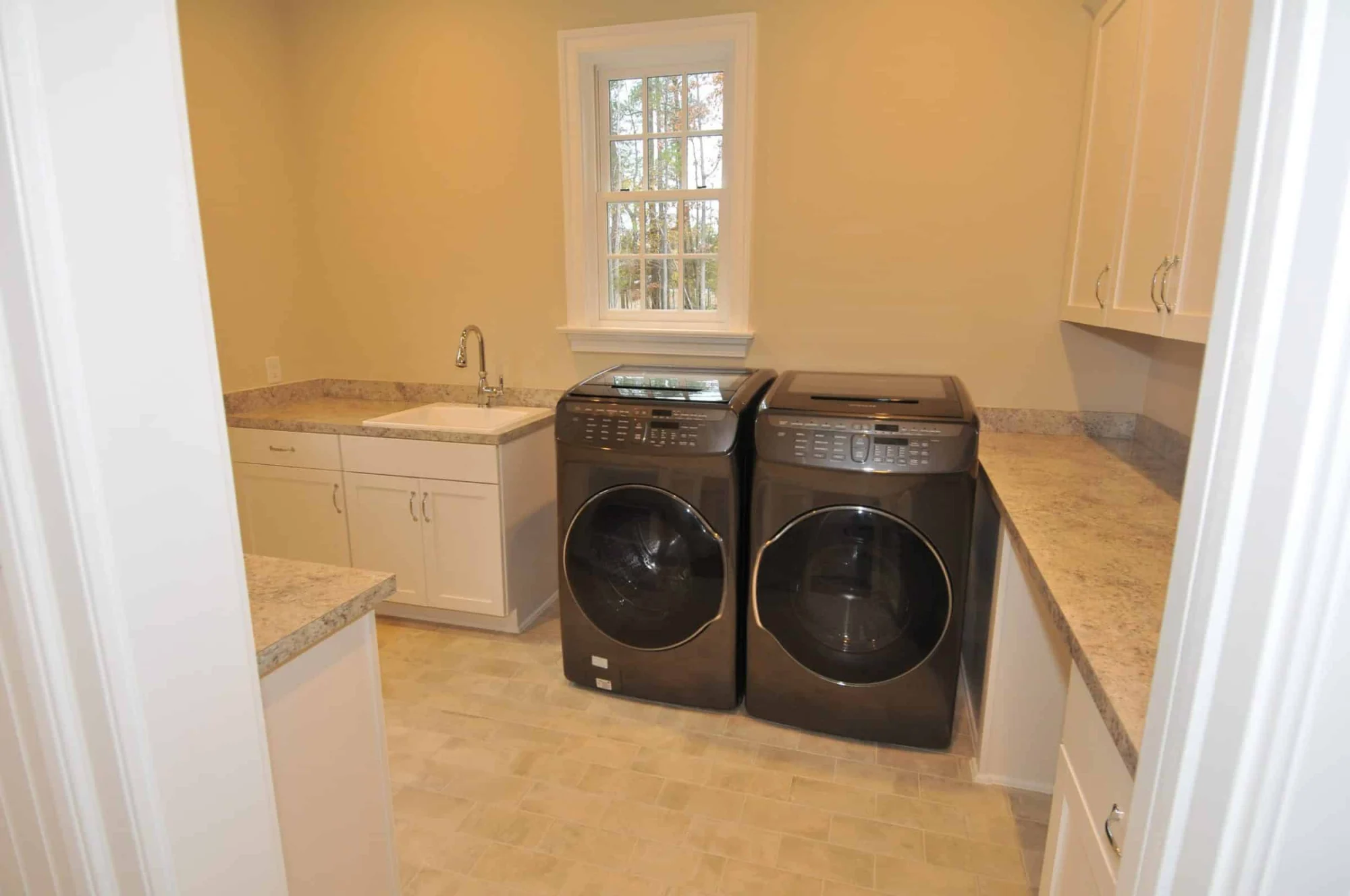 Elegant Traditional house Design with Detailed Floor Plan