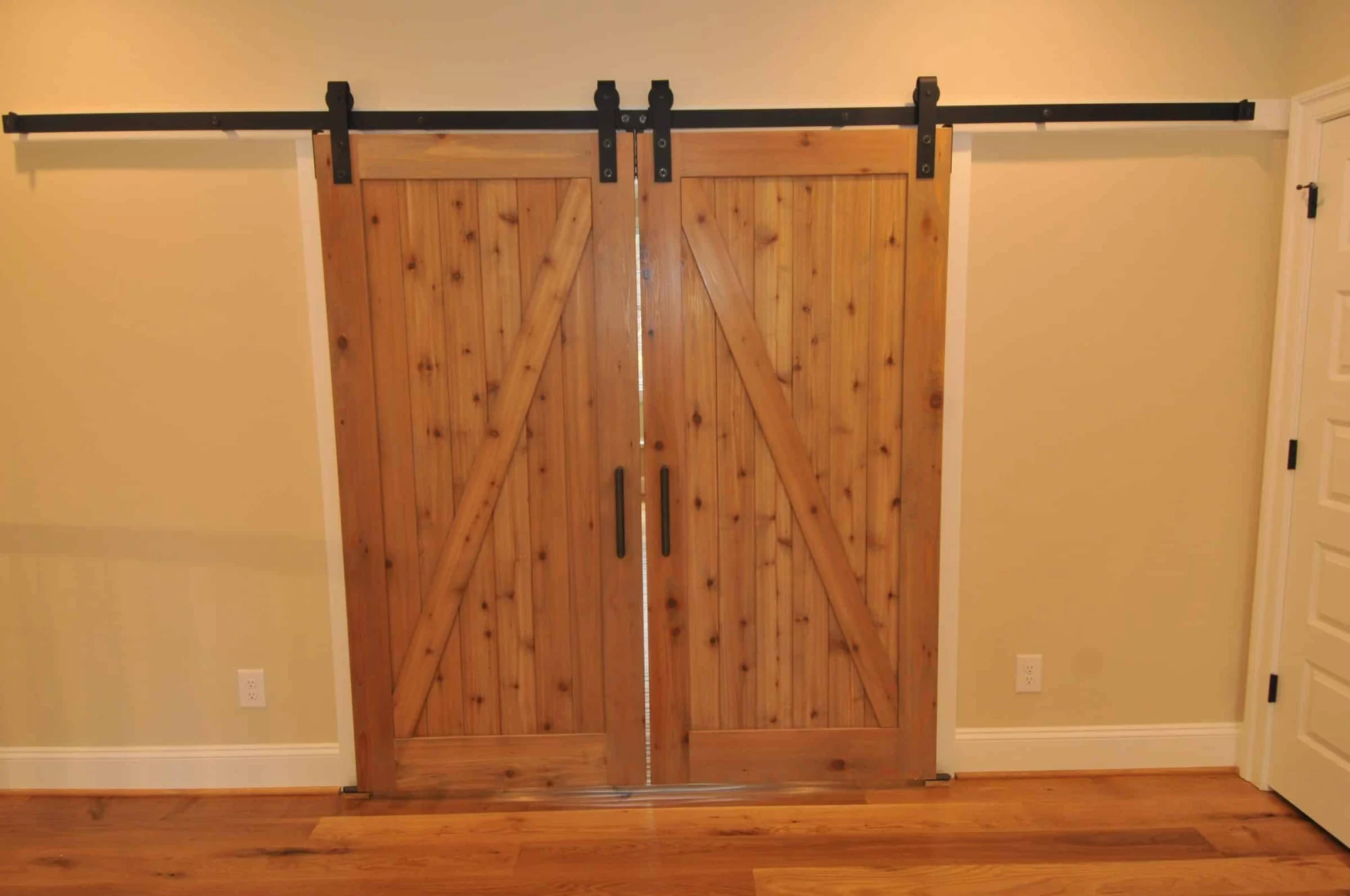 Elegant Traditional house Design with Detailed Floor Plan