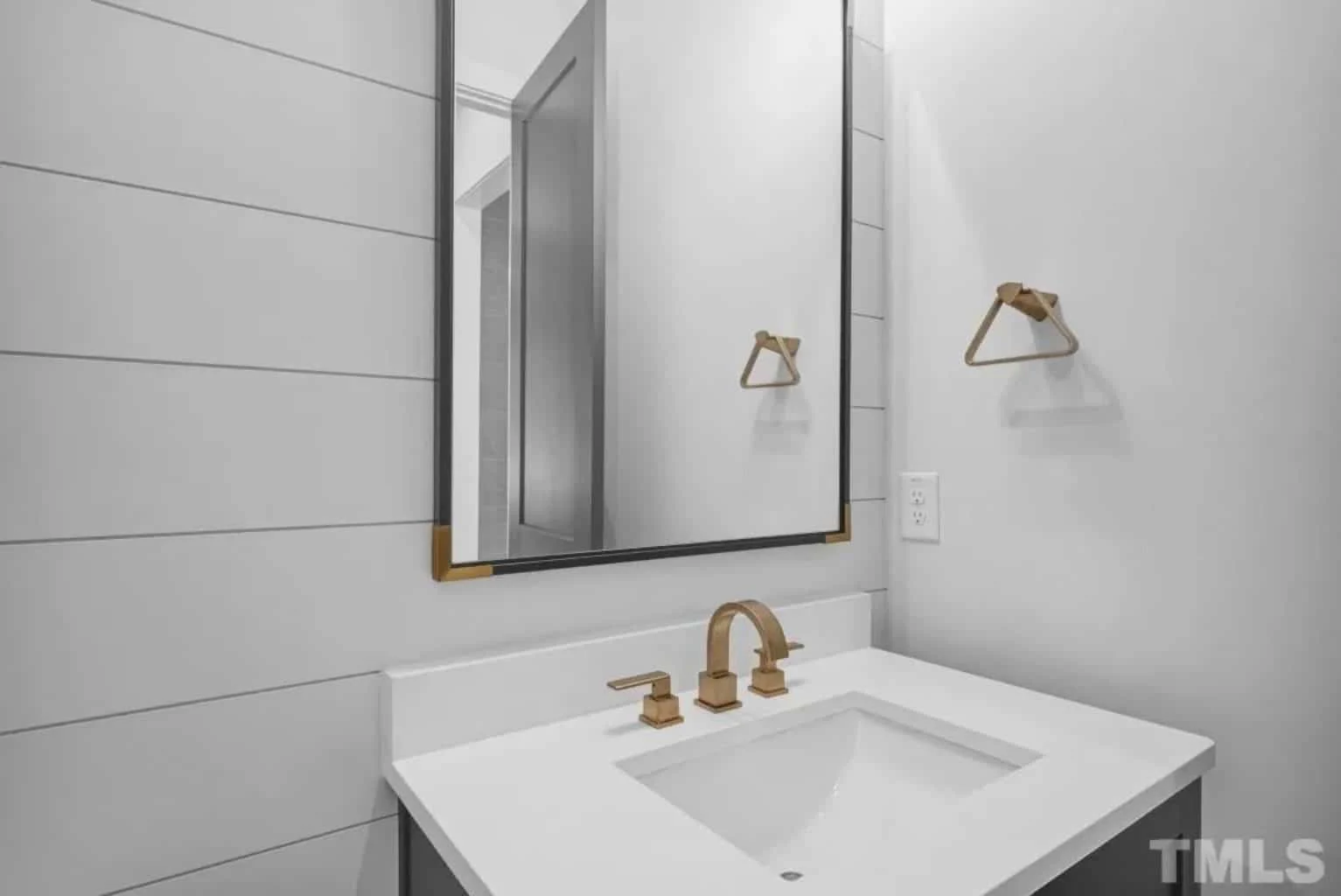 20-1846B HOUSE PLAN - Spacious Traditional House Plan with Detailed Floor Designs 43 Spacious Traditional house Plan with Detailed Floor Designs