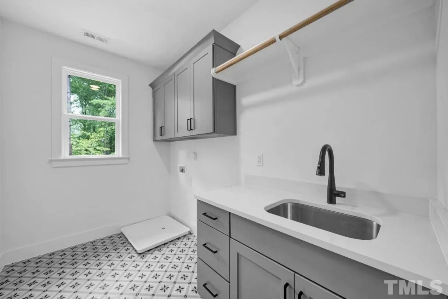 20-1846B HOUSE PLAN - Spacious Traditional House Plan with Detailed Floor Designs 8 Spacious Traditional house Plan with Detailed Floor Designs