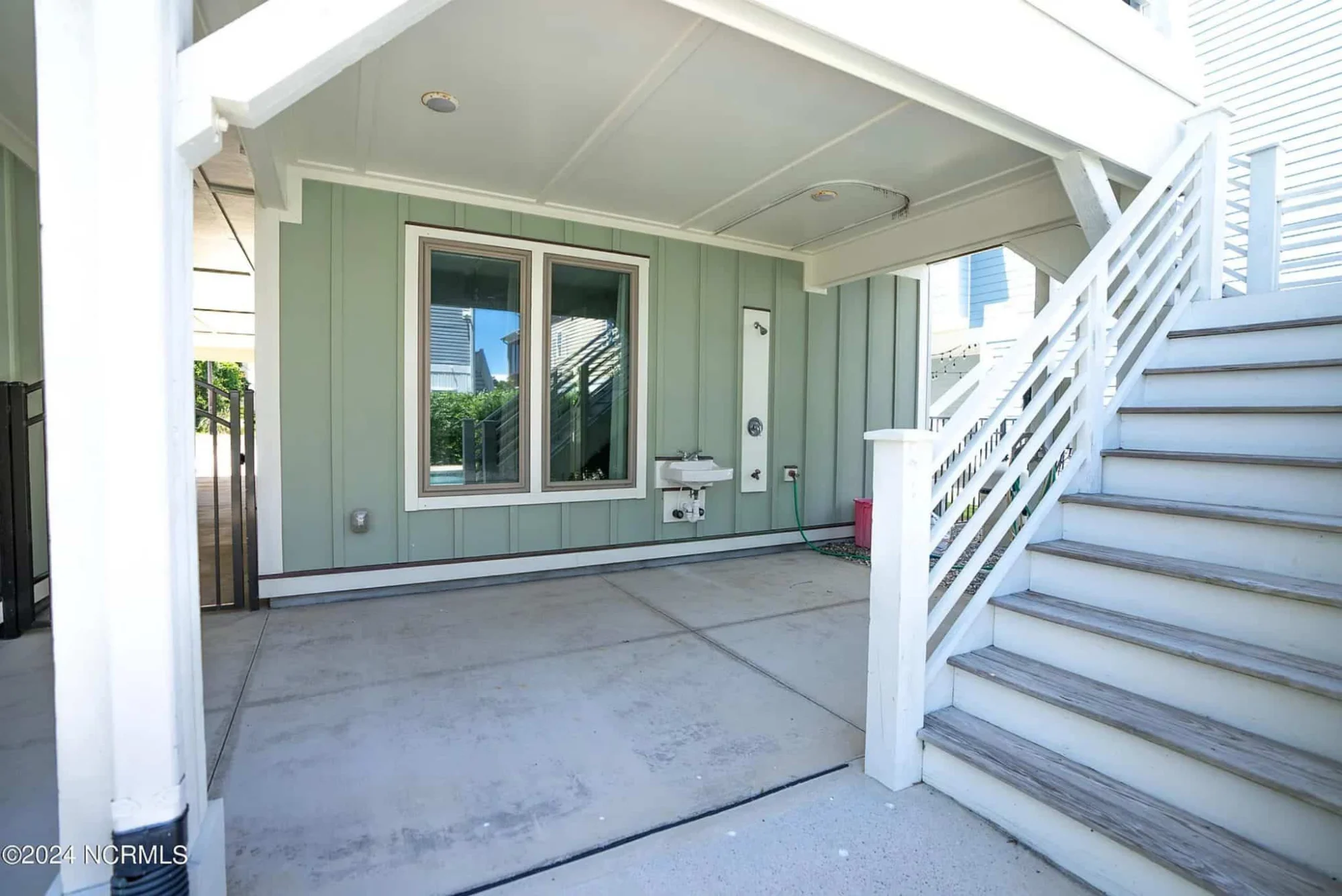 Stunning Coastal house Plan with Modern Features and Blueprint Designs