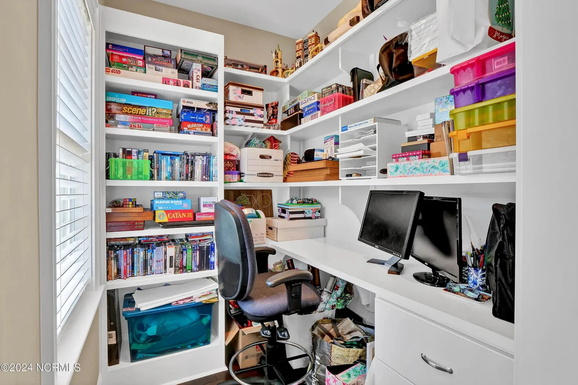 Elegant 5-Bedroom house Floor Plan with 2 Stories and Garage