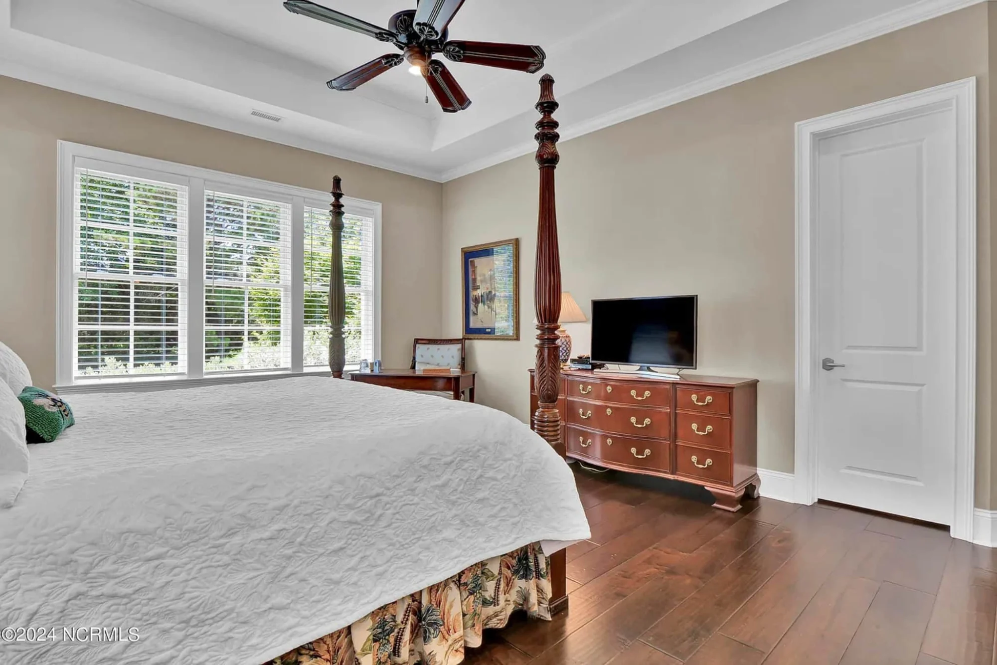 Elegant 5-Bedroom house Floor Plan with 2 Stories and Garage