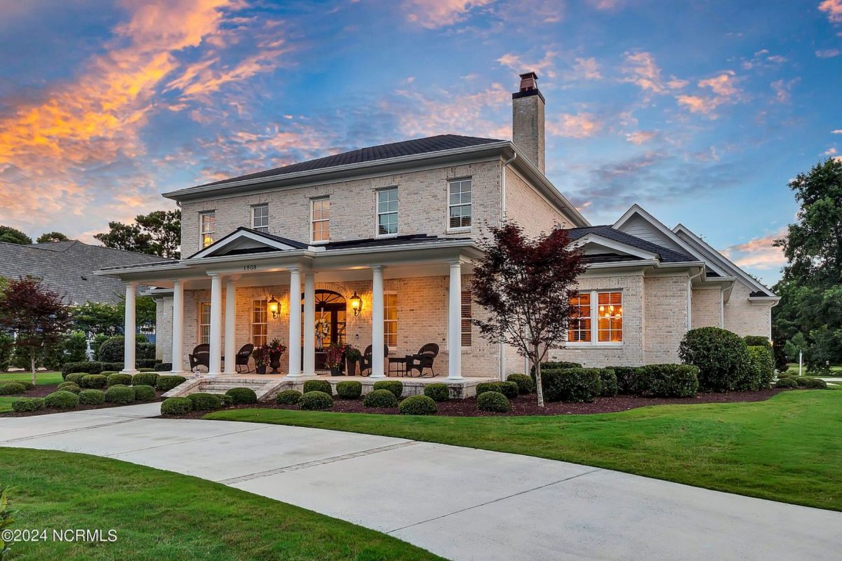 Elegant 5-Bedroom house Floor Plan with 2 Stories and Garage