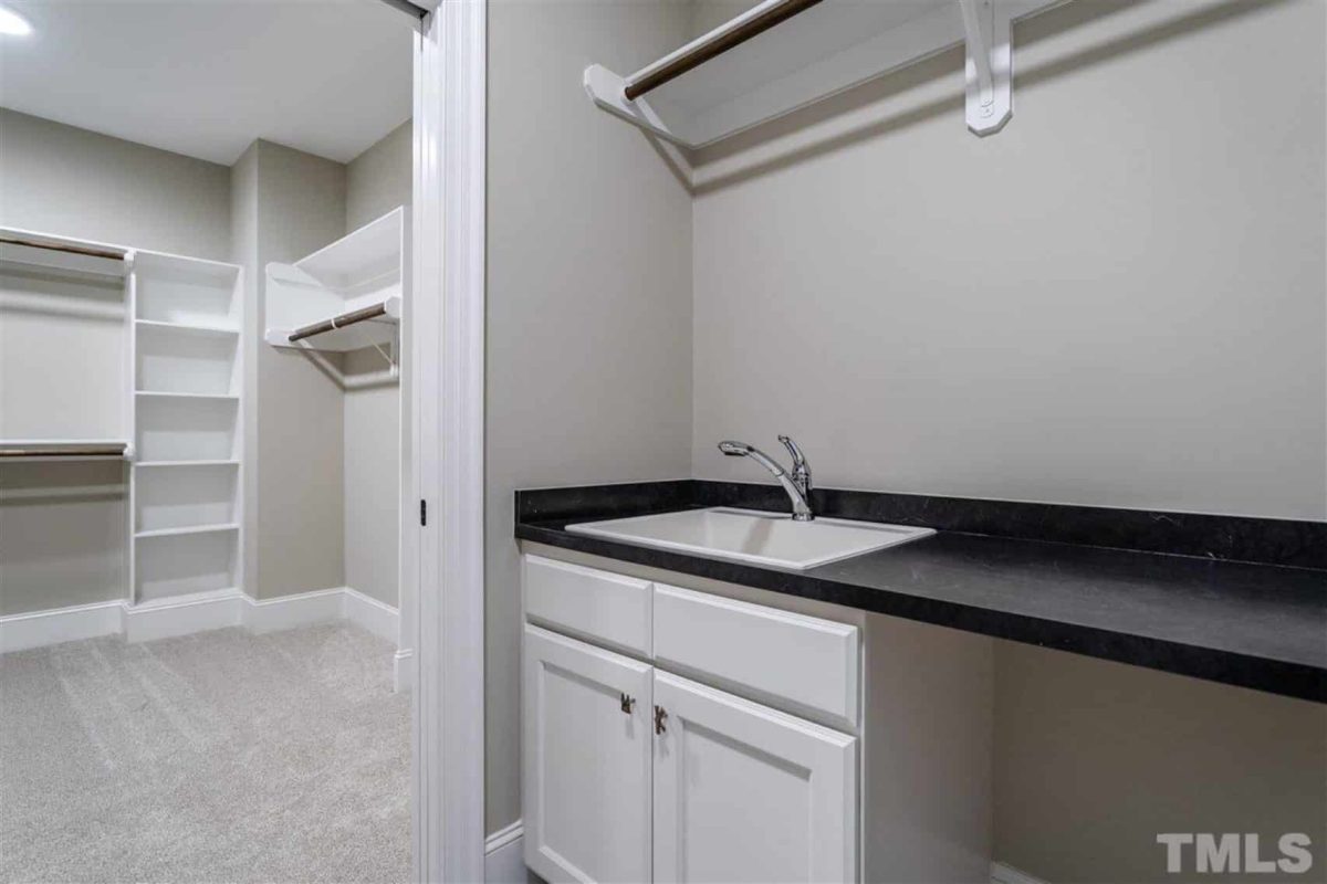 Beautiful 2.5-Story house Plan with 5 Bedrooms and Detailed CAD Designs