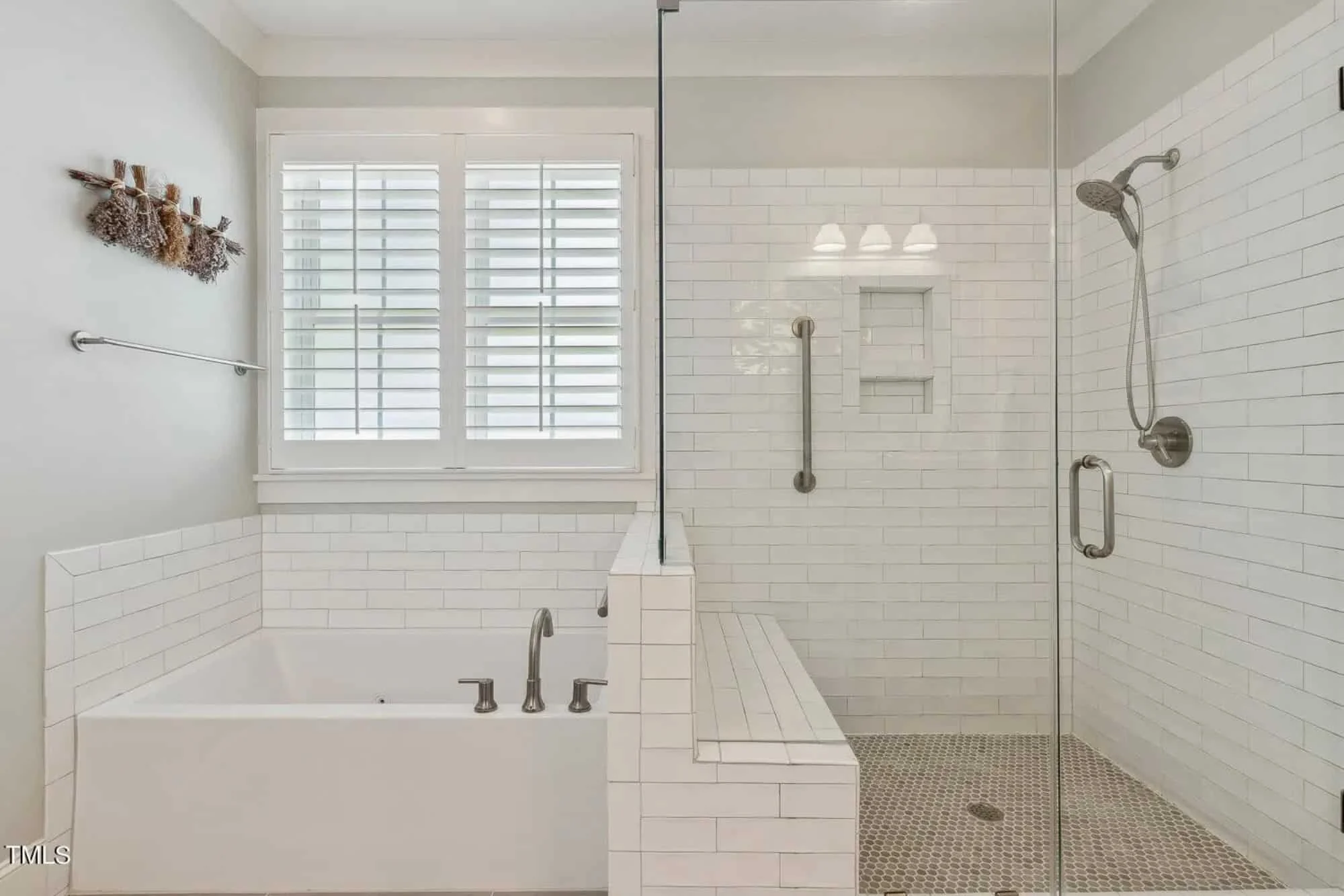 Elegant Craftsman house Plan with Spacious Floor Designs