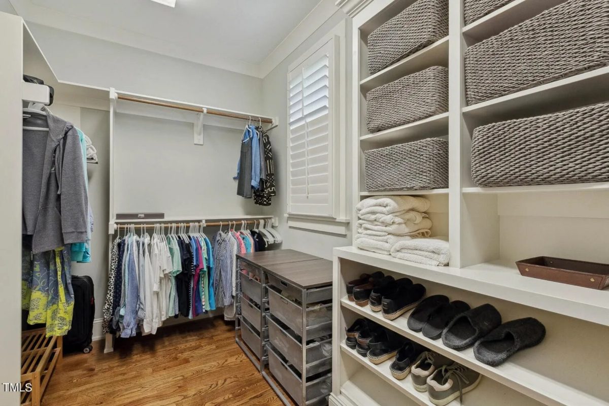 Elegant Craftsman house Plan with Spacious Floor Designs