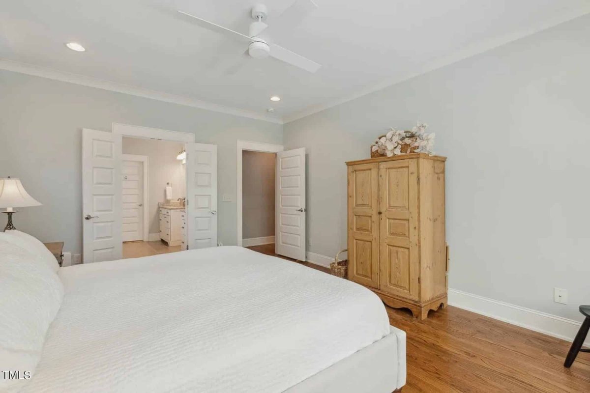 Elegant Craftsman house Plan with Spacious Floor Designs