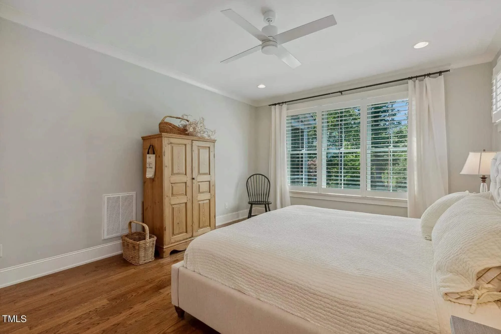 Elegant Craftsman house Plan with Spacious Floor Designs