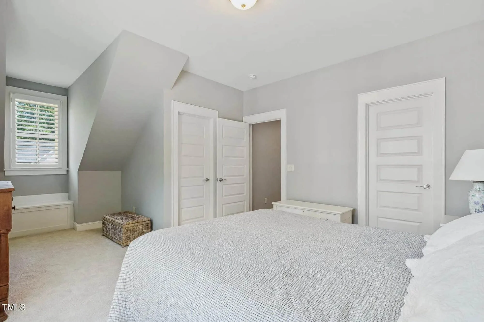 Elegant Craftsman house Plan with Spacious Floor Designs